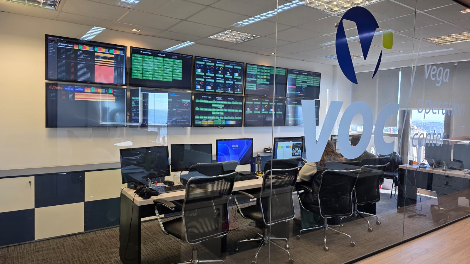 Painéis de monitoramento do Vega Operation Center exibindo status de rede e servidores em tempo real